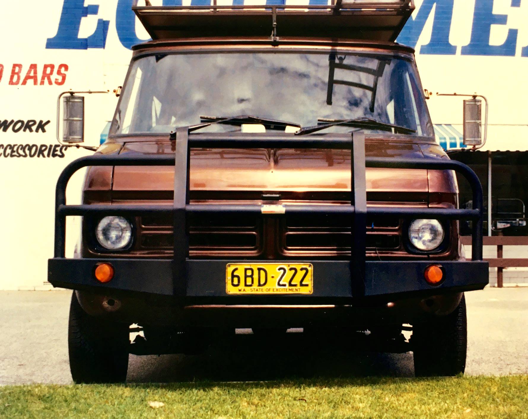 1989-Bedford-Roof Bar